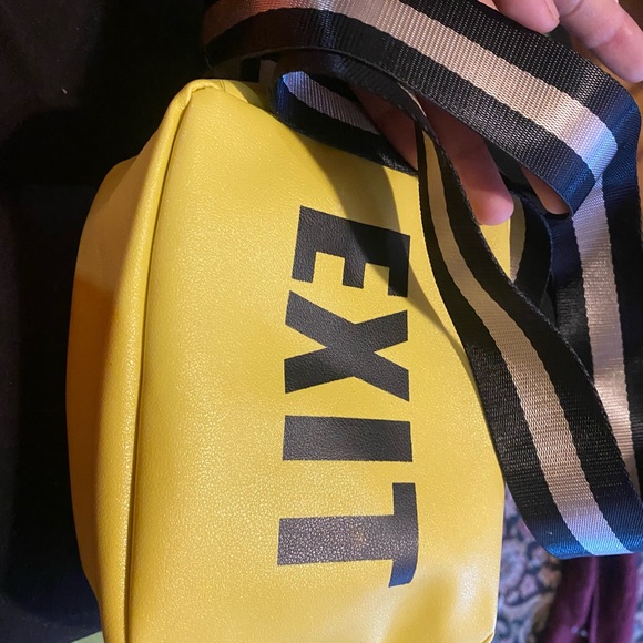 Letter graphic cross body bag - Picture 5 of 6